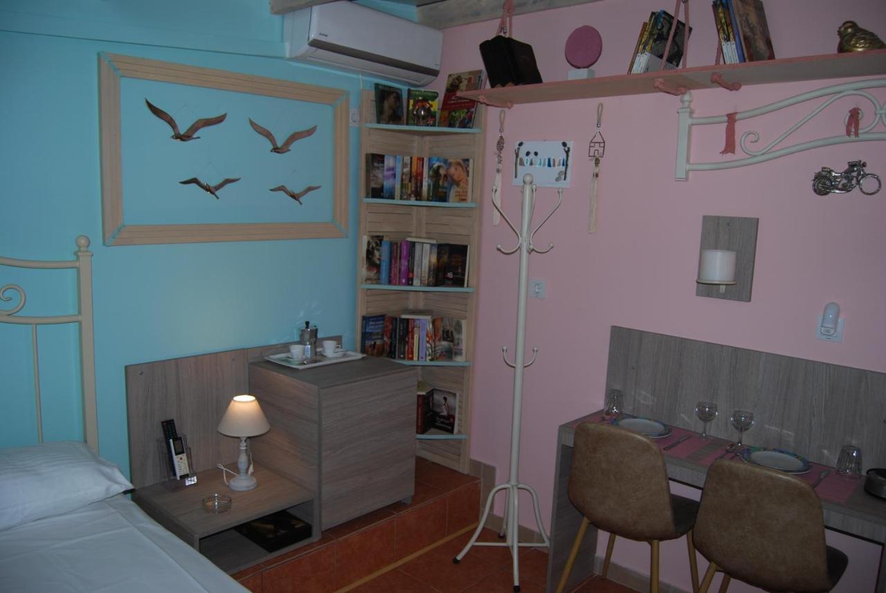 Luxury Traditional Room The Small Bookstore Kastro-Kyllini Exterior foto