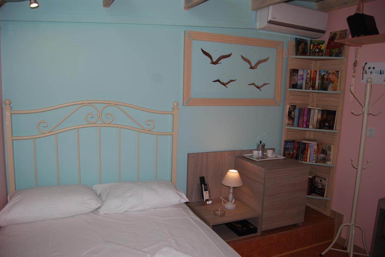 Luxury Traditional Room The Small Bookstore Kastro-Kyllini Exterior foto